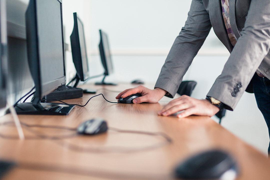 sedeti ili stajati pitanje je sad