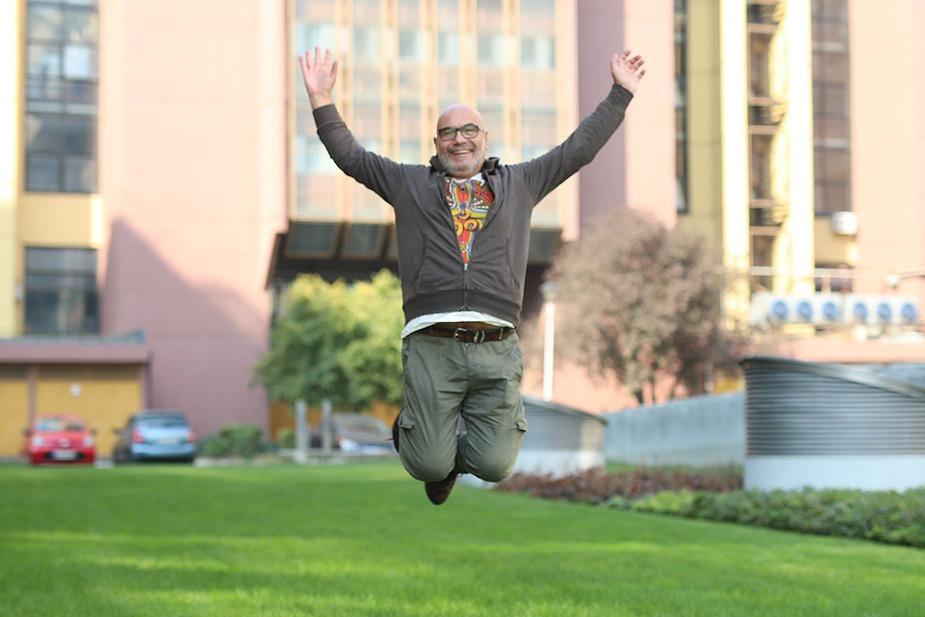 Peđa Filipović skače na travnjaku sa podignutim rukama