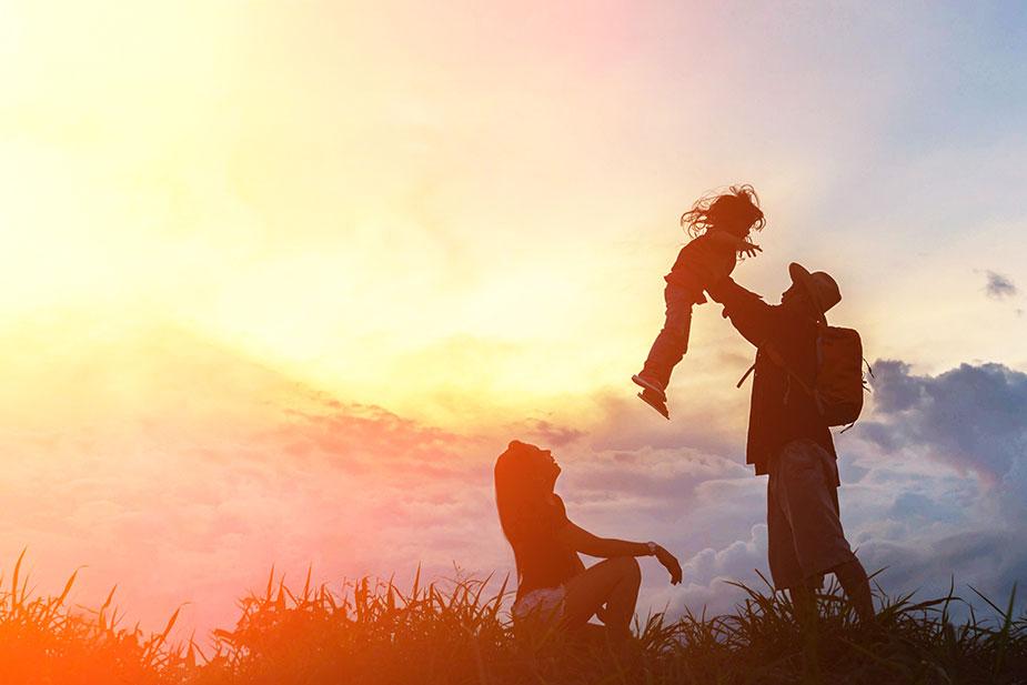 zalazak sunca i porodice gde otac diže dete u prirodi