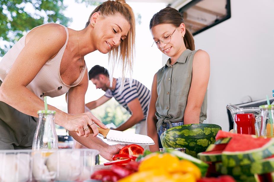 majka i ćerka pripremaju obrok
