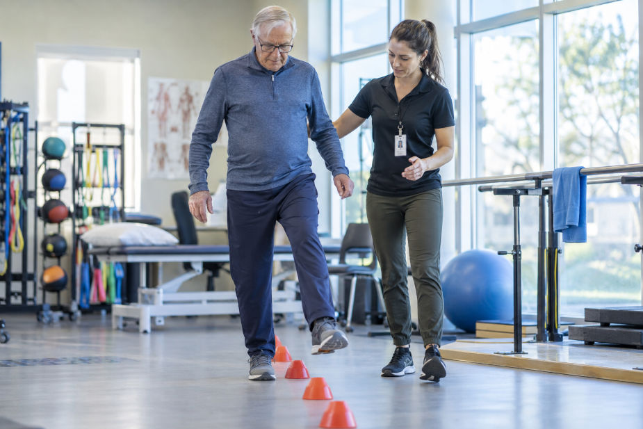 Osoba sa Parkinsonovom bolešću vežba hod i ravnotežu uz fizioterapeuta