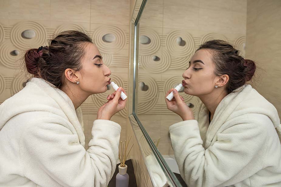 Mlada žena se šminka