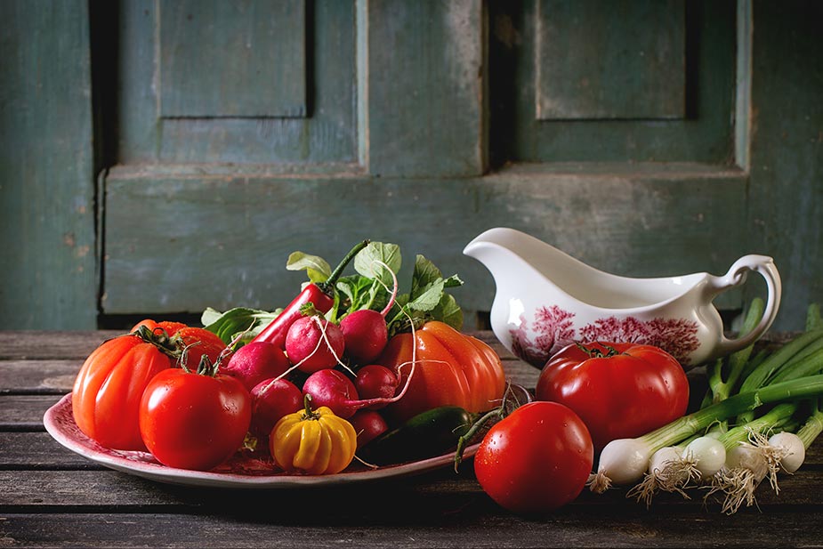 Sveži plodovi paradajza sa rotkvicama