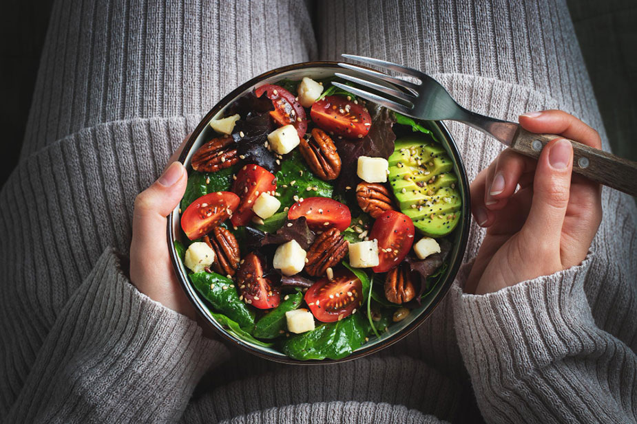 Zdrava salata sa orasima, avokadom i paradajzom za bolje zdravlje kože.