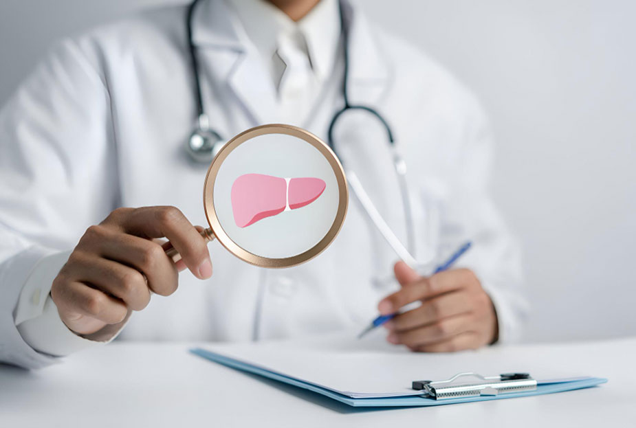 Lekar kroz lupu gleda sliku jetre