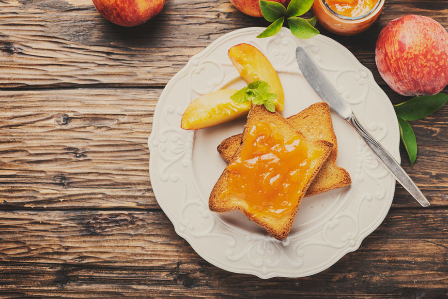 Tost namazan pireom od jabuka kod BRAT dijete