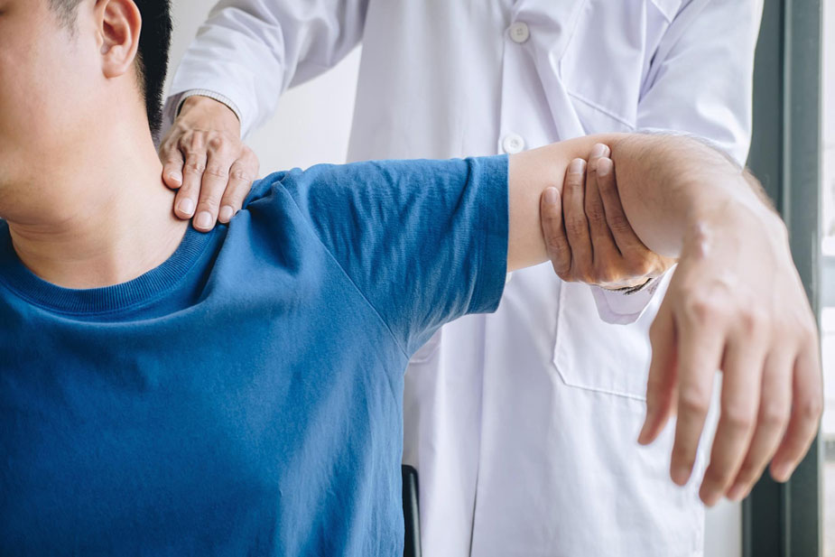 Lekar pregleda pacijentovo rame