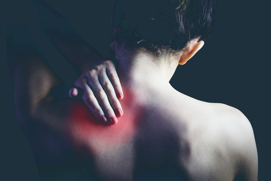 Žena dodiruje pozadinu ramena koja je boli