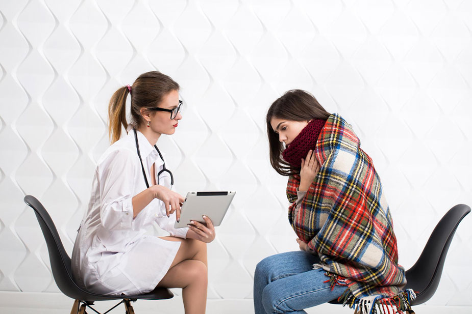 Lekarka ispituju pacijentkinju o simptomima bolesti.