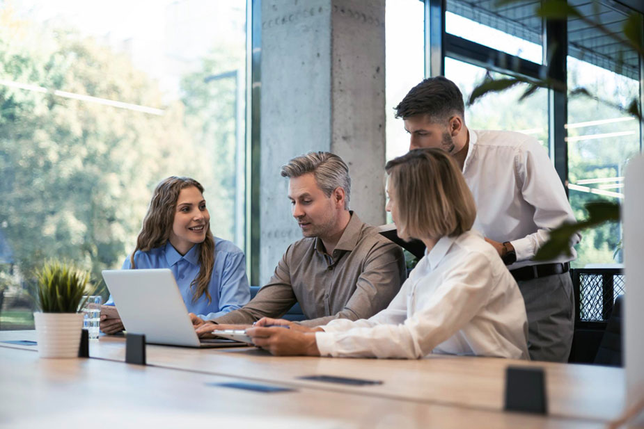 Četvoro zaposlenih se savetuje oko projekta