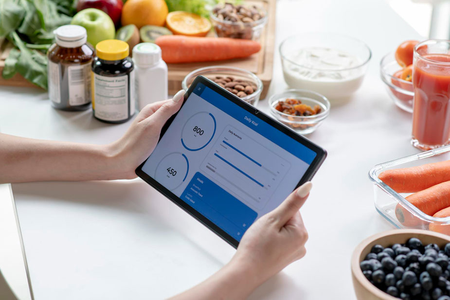 dve ruke drže tablet sa grafikonom koji pokazuje kako izgleda personalizovana ishrana