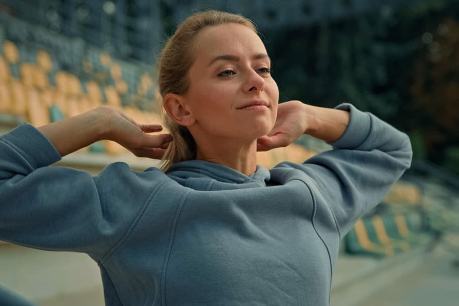 Žena radi vežbe zagrevanja pred trening