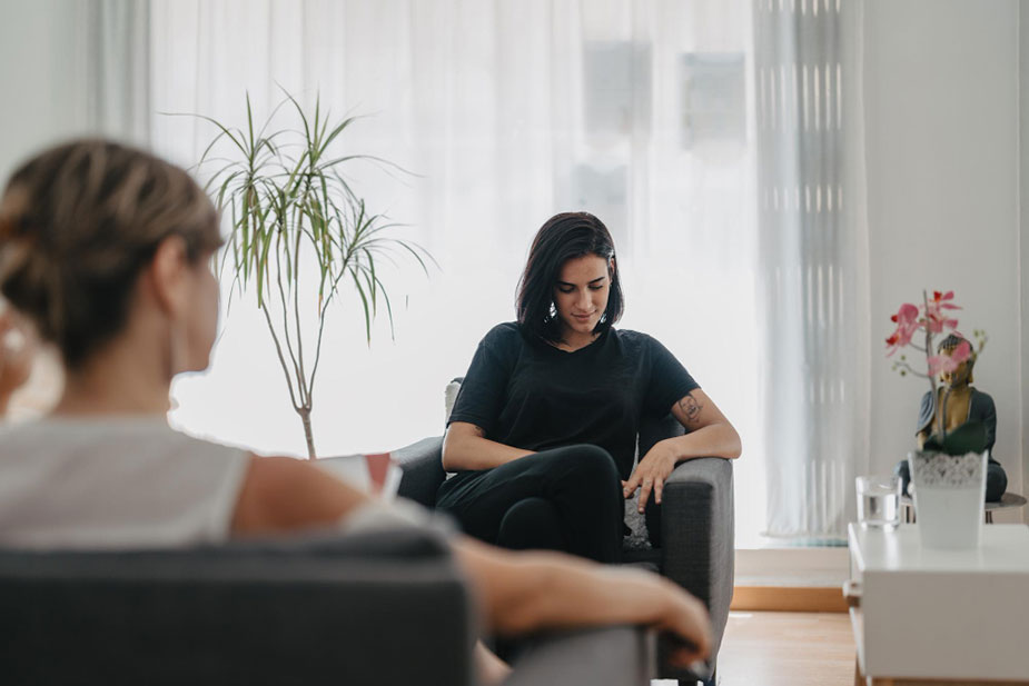 Žena razgovara sa terapeutom, istražujući kako emocionalni stres utiče na zdravlje kože.