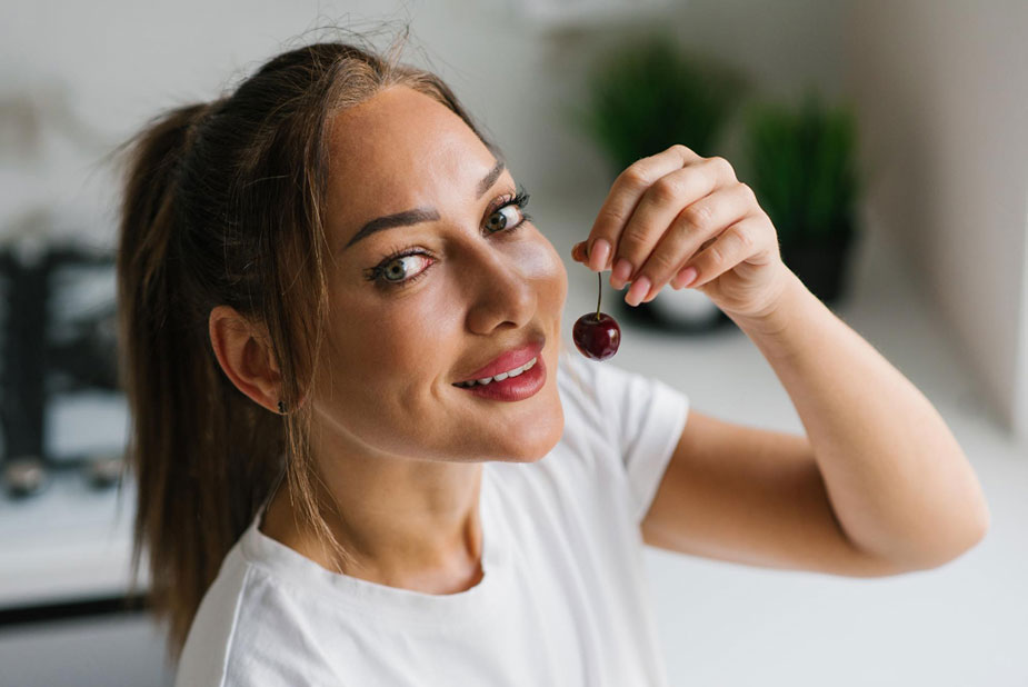 Žena jede višnju - Antioksidansi