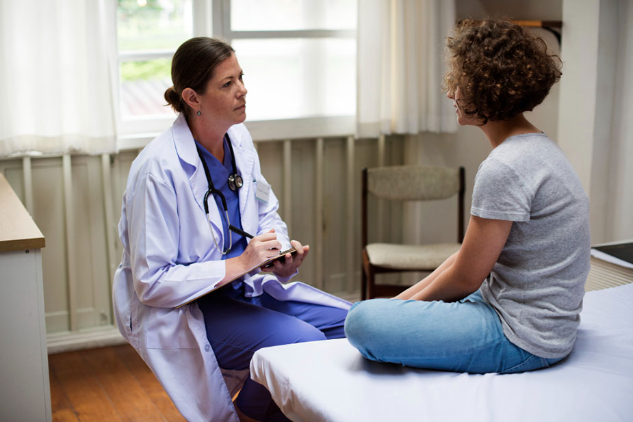 Doktorka savetuje pacijentkinju koju muči hronična upala