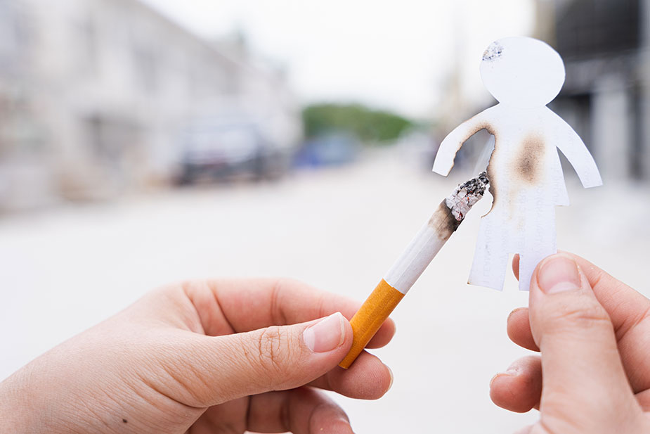 Simbolika pasivnog pušenja – cigareta „sagoreva” dete kao papirnu figuru