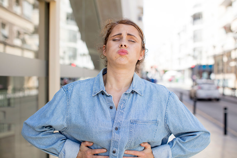 Žema se drži za stomak koji je boli zbog letnjeg trovanja