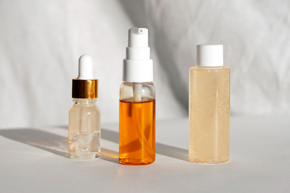 Tri vrste seruma i gel — poređenje različitih aktivnih sastojaka u nezi kože.