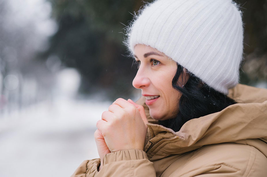Žena diše kroz nos tokom šetnje po hladnom vremenu.