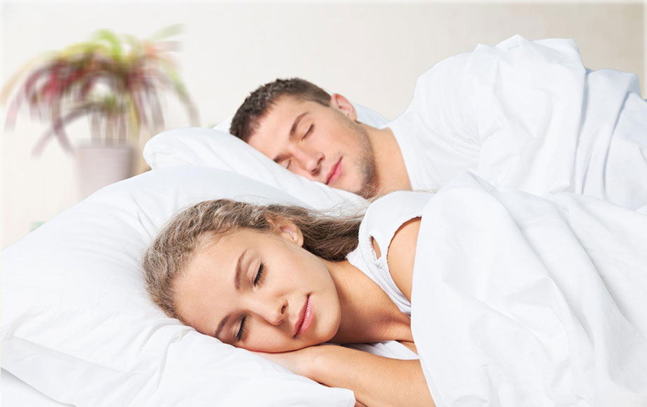 Par mirno spava nakon lagane večere pogod­ne za smanjenje noćnog refluksa