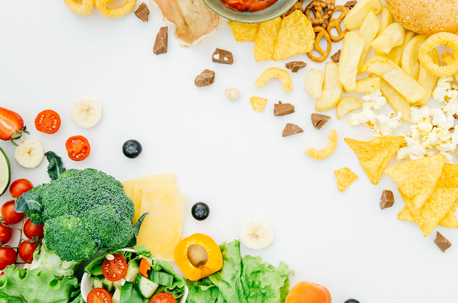 Vizuelni prikaz zdrave hrane naspram grickalica koje mogu pojačati refluks