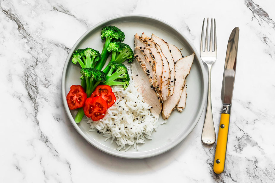 Tanak file piletine sa pirinčem i barenim brokolijem kao lagana večera za osobe sa refluksom