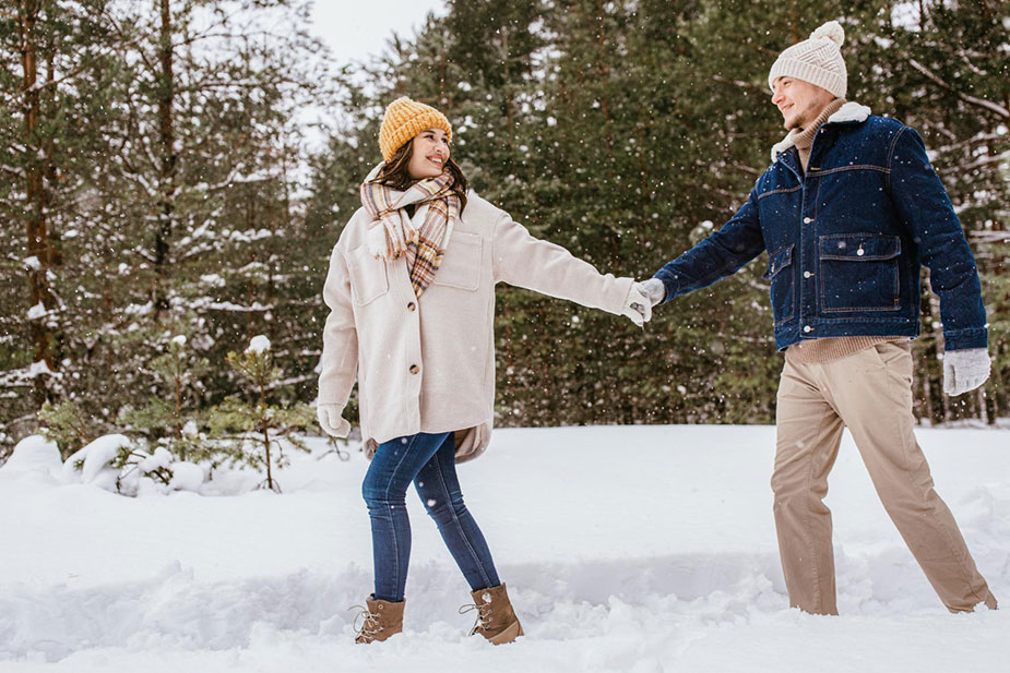 Par koji se šeta po snegu, dobro utopljen za bezbedan zimski kardio.