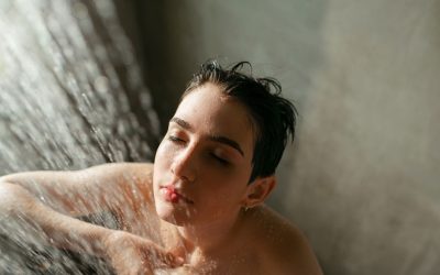 Hladan tuš ujutru: osvežavajuća navika ili stres za telo?