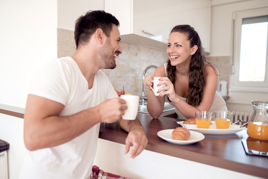 Par u kuhinji razgovara uz šolje kafe i doručak na kuhinjskom pultu.