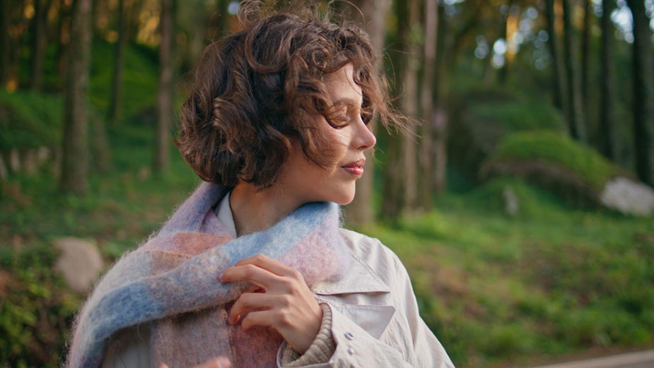 Žena u šumi odmara i diše svež vazduh – priroda kao reset posle dana uz ekran Hover (title): Kratka šetnja u zelenilu smanjuje napetost i umor