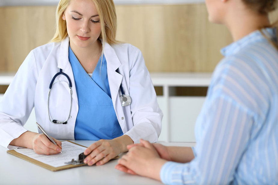 Lekar razgovara sa pacijentom o preventivnim pregledima i pravovremenom otkrivanju problema.