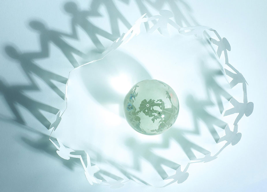 Planeta okružena figurama ljudi simbolizuje zajedništvo i globalnu saradnju u očuvanju zdravlja