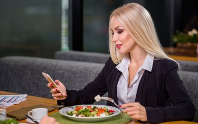 Ručak na poslu za stabilnu energiju u 15 h: 10 domaćih kombinacija i pravilo 1/2–1/4–1/4