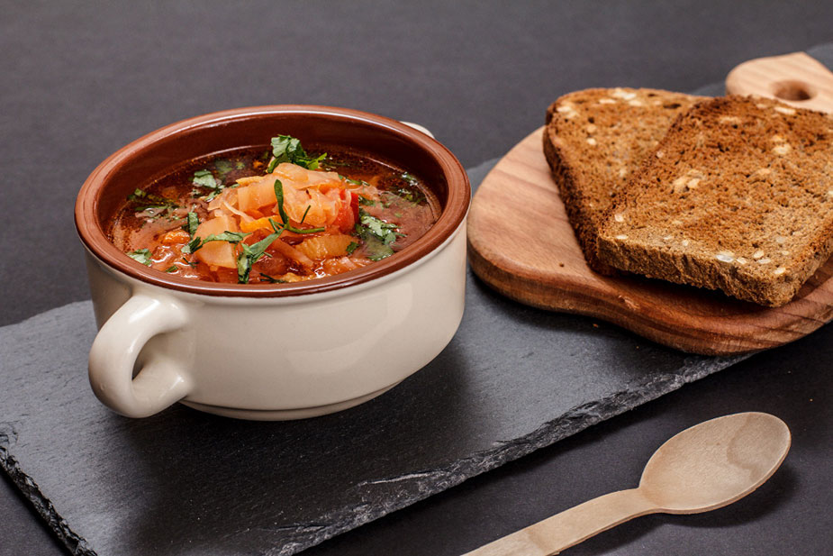 prolećno jelo na kašiku sa povrćem i hlebom kao lagan i zasitan ručak